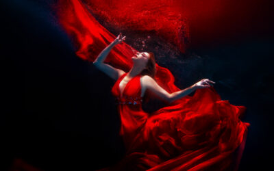 Glamour Meets Depth: Behind the Scenes of Lynn Martinez’s Underwater Photoshoot with Victoria Machin Photography